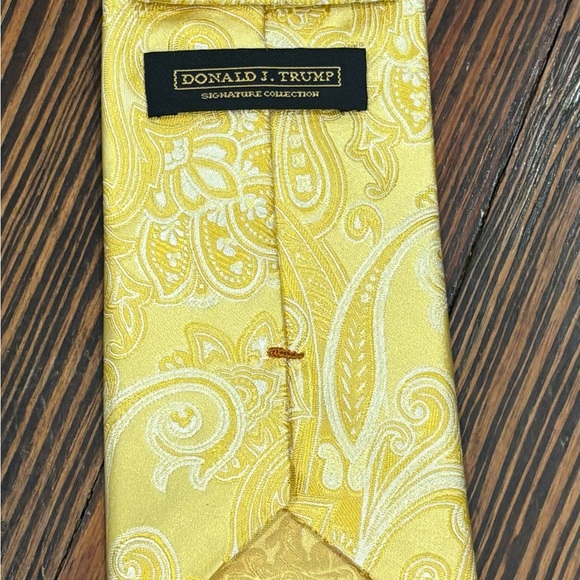 Donald J. Trump Signature Collection Tie Gold Scroll Paisley 100% Silk 61" - Picture 2 of 5